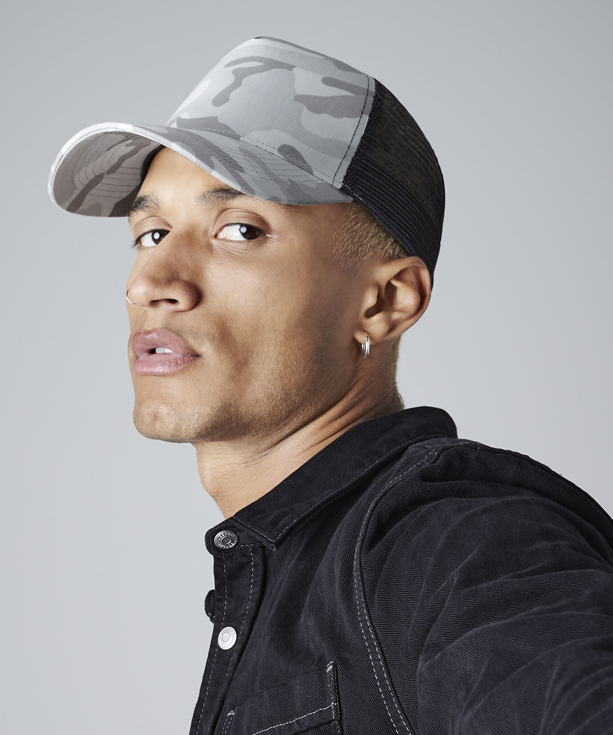 BC694_LS00_2025.jpg Camo snapback trucker - Image 1